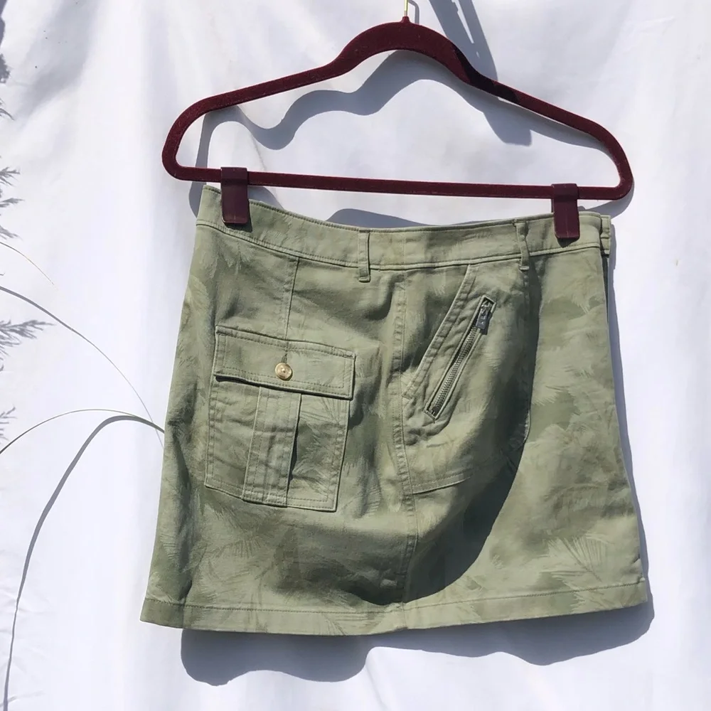 🛑CLEARANCE‼️ Hollister Palm Print Twill Skirt olive green size 9